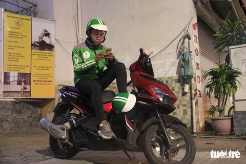 Chàng tài xế Grab thông thạo hai thứ tiếng: ‘Tôi đi tìm sự cân bằng’ - Ảnh 1. Chàng tài xế Grab thông thạo hai thứ tiếng: ‘Tôi đi tìm sự cân bằng’ - Ảnh 1.