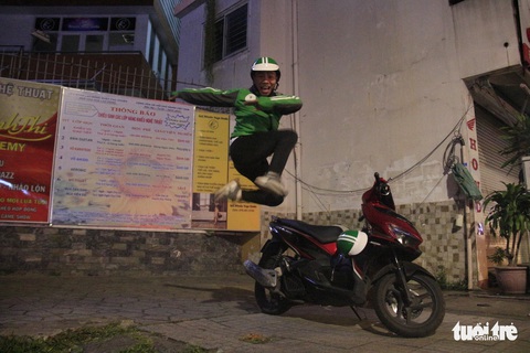 Chàng tài xế Grab thông thạo hai thứ tiếng: ‘Tôi đi tìm sự cân bằng’ - Ảnh 3. Chàng tài xế Grab thông thạo hai thứ tiếng: ‘Tôi đi tìm sự cân bằng’ - Ảnh 3.