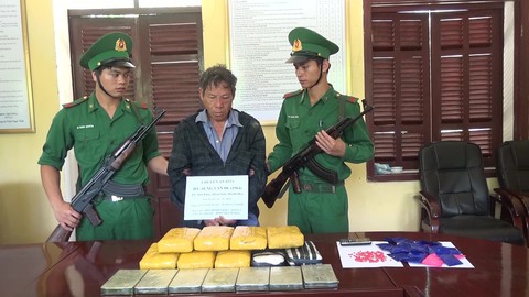 Bắt giữ người vận chuyển 7 bánh heroin và 56.000 viên ma túy tổng hợp - Ảnh 1. Bắt giữ người vận chuyển 7 bánh heroin và 56.000 viên ma túy tổng hợp - Ảnh 1.