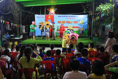 Ấm áp đêm Trung thu cho trẻ tự kỷ - Ảnh 7. Ấm áp đêm Trung thu cho trẻ tự kỷ - Ảnh 7.