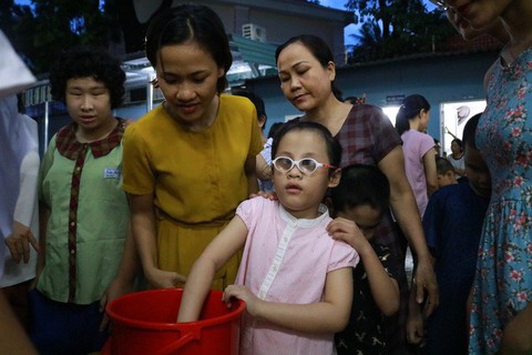 Các em nhỏ khiếm thị và đêm Trung thu đáng nhớ - Ảnh 4. Các em nhỏ khiếm thị và đêm Trung thu đáng nhớ - Ảnh 4.