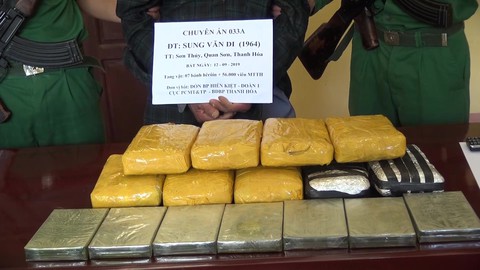 Bắt giữ người vận chuyển 7 bánh heroin và 56.000 viên ma túy tổng hợp - Ảnh 3. Bắt giữ người vận chuyển 7 bánh heroin và 56.000 viên ma túy tổng hợp - Ảnh 3.