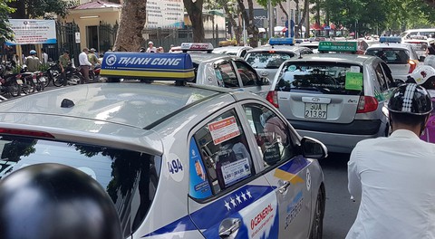 Bộ giao thông vẫn muốn xe taxi công nghệ phải có hộp đèn taxi gắn trên nóc - Ảnh 1. Bộ giao thông vẫn muốn xe taxi công nghệ phải có hộp đèn taxi gắn trên nóc - Ảnh 1.
