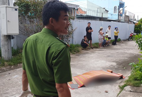Nam thanh niên rơi từ lầu cao xuống, nghi bị giết rồi ném thi thể - Ảnh 1. Nam thanh niên rơi từ lầu cao xuống, nghi bị giết rồi ném thi thể - Ảnh 1.