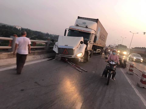 Container lao vào nhiều xe máy trên cầu Thanh Trì, hất văng người xuống sông - Ảnh 6. Container lao vào nhiều xe máy trên cầu Thanh Trì, hất văng người xuống sông - Ảnh 6.