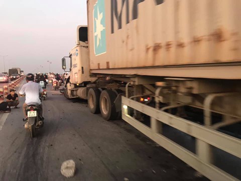 Container lao vào nhiều xe máy trên cầu Thanh Trì, hất văng người xuống sông - Ảnh 5. Container lao vào nhiều xe máy trên cầu Thanh Trì, hất văng người xuống sông - Ảnh 5.