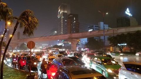 Miền Nam mưa lớn, TP.HCM kẹt xe khủng hoảng, đêm nay và ngày mai mưa tiếp? - Ảnh 4. Miền Nam mưa lớn, TP.HCM kẹt xe khủng hoảng, đêm nay và ngày mai mưa tiếp? - Ảnh 4.