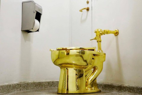 Bồn cầu bằng vàng khối America trong cung điện Anh bị trộm gỡ mất - Ảnh 1. Bồn cầu bằng vàng khối America trong cung điện Anh bị trộm gỡ mất - Ảnh 1.