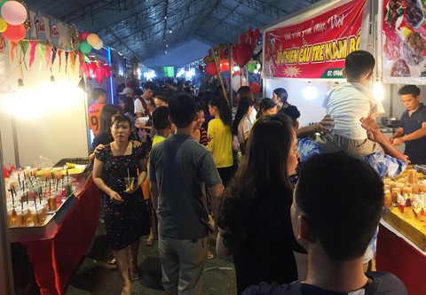 Hơn 7.000 công nhân đất Cảng náo nức với phiên chợ nghĩa tình - Ảnh 1. Hơn 7.000 công nhân đất Cảng náo nức với phiên chợ nghĩa tình - Ảnh 1.