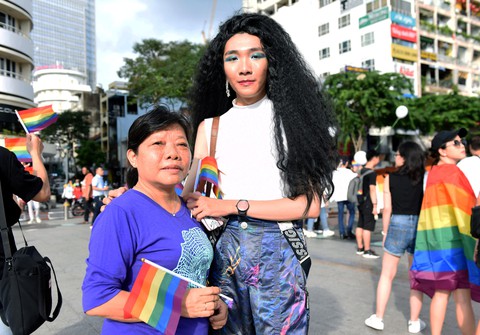 Cộng đồng LGBT diễu hành cầu vồng trên phố đi bộ Nguyễn Huệ - Ảnh 6. Cộng đồng LGBT diễu hành cầu vồng trên phố đi bộ Nguyễn Huệ - Ảnh 6.