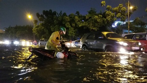 Mưa lớn, hàng loạt tuyến đường TP.HCM lại ngập sâu - Ảnh 1. Mưa lớn, hàng loạt tuyến đường TP.HCM lại ngập sâu - Ảnh 1.
