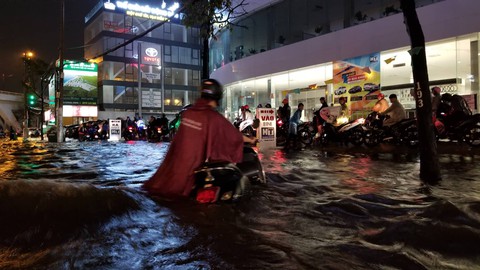 Mưa lớn, hàng loạt tuyến đường TP.HCM lại ngập sâu - Ảnh 2. Mưa lớn, hàng loạt tuyến đường TP.HCM lại ngập sâu - Ảnh 2.