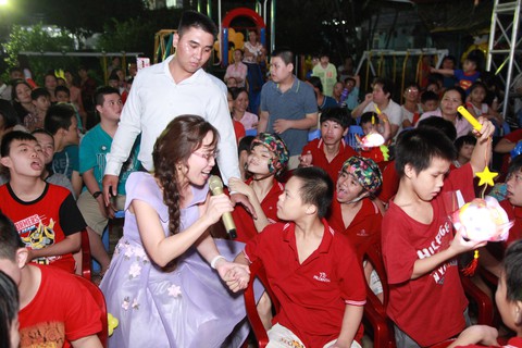 Niềm vui trung thu của trẻ em khuyết tật, mồ côi - Ảnh 1. Niềm vui trung thu của trẻ em khuyết tật, mồ côi - Ảnh 1.