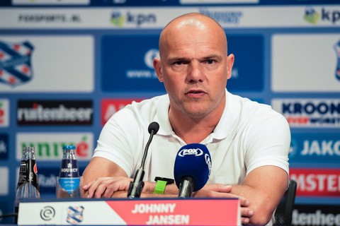 HLV Johnny Jansen tiếc nuối vì Văn Hậu chưa thể ra sân cho Heerenveen - Ảnh 1. HLV Johnny Jansen tiếc nuối vì Văn Hậu chưa thể ra sân cho Heerenveen - Ảnh 1.