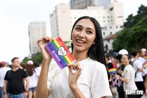 Cộng đồng LGBT diễu hành cầu vồng trên phố đi bộ Nguyễn Huệ - Ảnh 1. Cộng đồng LGBT diễu hành cầu vồng trên phố đi bộ Nguyễn Huệ - Ảnh 1.