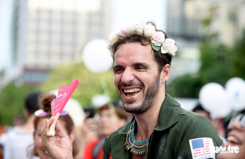 Cộng đồng LGBT diễu hành cầu vồng trên phố đi bộ Nguyễn Huệ - Ảnh 2. Cộng đồng LGBT diễu hành cầu vồng trên phố đi bộ Nguyễn Huệ - Ảnh 2.