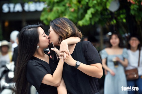 Cộng đồng LGBT diễu hành cầu vồng trên phố đi bộ Nguyễn Huệ - Ảnh 3. Cộng đồng LGBT diễu hành cầu vồng trên phố đi bộ Nguyễn Huệ - Ảnh 3.