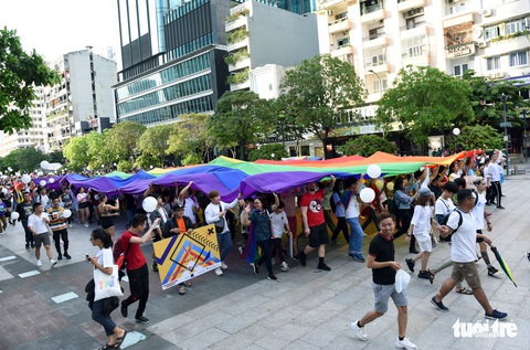 Cộng đồng LGBT diễu hành cầu vồng trên phố đi bộ Nguyễn Huệ - Ảnh 4. Cộng đồng LGBT diễu hành cầu vồng trên phố đi bộ Nguyễn Huệ - Ảnh 4.