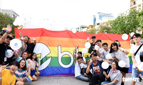 Cộng đồng LGBT diễu hành cầu vồng trên phố đi bộ Nguyễn Huệ - Ảnh 5. Cộng đồng LGBT diễu hành cầu vồng trên phố đi bộ Nguyễn Huệ - Ảnh 5.