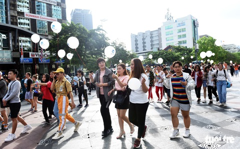 Cộng đồng LGBT diễu hành cầu vồng trên phố đi bộ Nguyễn Huệ - Ảnh 7. Cộng đồng LGBT diễu hành cầu vồng trên phố đi bộ Nguyễn Huệ - Ảnh 7.