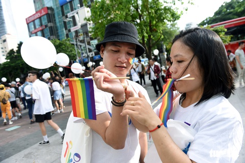 Cộng đồng LGBT diễu hành cầu vồng trên phố đi bộ Nguyễn Huệ - Ảnh 8. Cộng đồng LGBT diễu hành cầu vồng trên phố đi bộ Nguyễn Huệ - Ảnh 8.