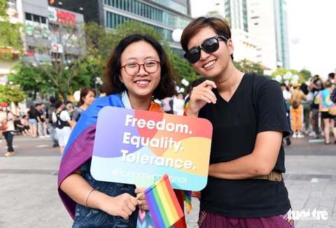 Cộng đồng LGBT diễu hành cầu vồng trên phố đi bộ Nguyễn Huệ - Ảnh 9. Cộng đồng LGBT diễu hành cầu vồng trên phố đi bộ Nguyễn Huệ - Ảnh 9.