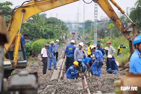 Video đoàn tàu đầu tiên chạy qua cầu đường sắt Bình Lợi mới - Ảnh 2. Video đoàn tàu đầu tiên chạy qua cầu đường sắt Bình Lợi mới - Ảnh 2.
