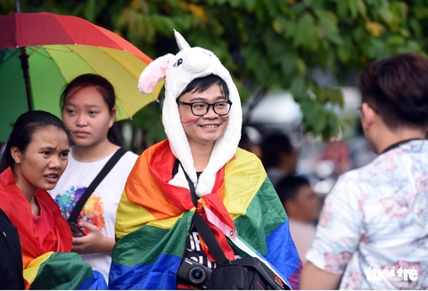 Cộng đồng LGBT diễu hành cầu vồng trên phố đi bộ Nguyễn Huệ - Ảnh 10. Cộng đồng LGBT diễu hành cầu vồng trên phố đi bộ Nguyễn Huệ - Ảnh 10.