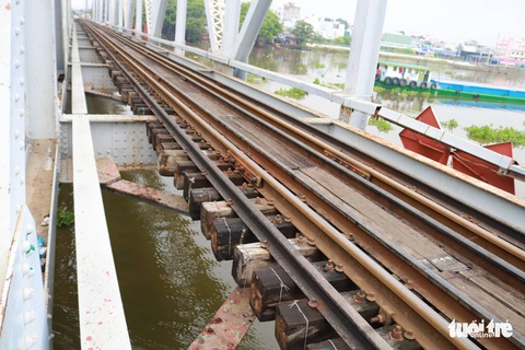 Video đoàn tàu đầu tiên chạy qua cầu đường sắt Bình Lợi mới - Ảnh 9. Video đoàn tàu đầu tiên chạy qua cầu đường sắt Bình Lợi mới - Ảnh 9.