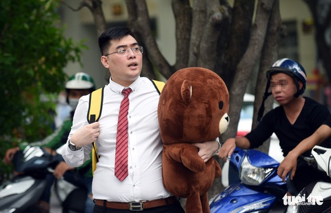 Cộng đồng LGBT diễu hành cầu vồng trên phố đi bộ Nguyễn Huệ - Ảnh 11. Cộng đồng LGBT diễu hành cầu vồng trên phố đi bộ Nguyễn Huệ - Ảnh 11.