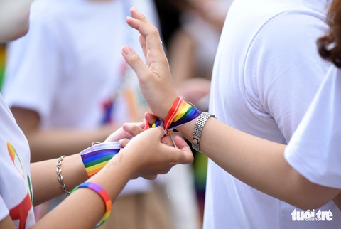 Cộng đồng LGBT diễu hành cầu vồng trên phố đi bộ Nguyễn Huệ - Ảnh 12. Cộng đồng LGBT diễu hành cầu vồng trên phố đi bộ Nguyễn Huệ - Ảnh 12.