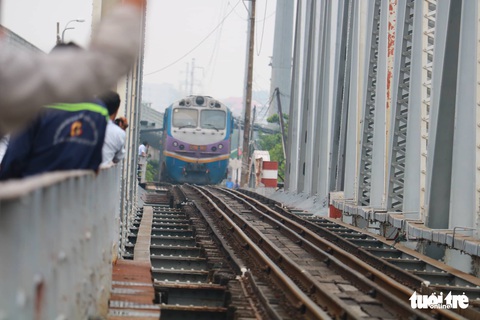 Video chuyến tàu cuối cùng qua cầu đường sắt Bình Lợi 117 tuổi - Ảnh 2. Video chuyến tàu cuối cùng qua cầu đường sắt Bình Lợi 117 tuổi - Ảnh 2.