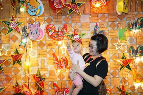 Chùm ảnh Phá cỗ trông trăng trên độ cao 10.000 mét - Ảnh 12. Chùm ảnh Phá cỗ trông trăng trên độ cao 10.000 mét - Ảnh 12.