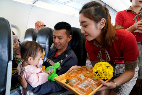 Chùm ảnh Phá cỗ trông trăng trên độ cao 10.000 mét - Ảnh 2. Chùm ảnh Phá cỗ trông trăng trên độ cao 10.000 mét - Ảnh 2.