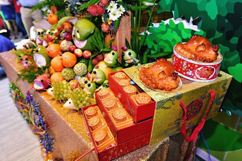 Chùm ảnh Phá cỗ trông trăng trên độ cao 10.000 mét - Ảnh 10. Chùm ảnh Phá cỗ trông trăng trên độ cao 10.000 mét - Ảnh 10.