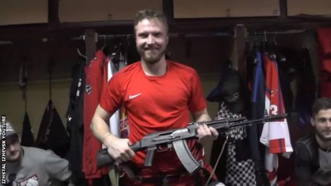 Cầu thủ xuất sắc nhất trận đấu hết hồn nhận phần thưởng là súng AK-47 - Ảnh 2. Cầu thủ xuất sắc nhất trận đấu hết hồn nhận phần thưởng là súng AK-47 - Ảnh 2.