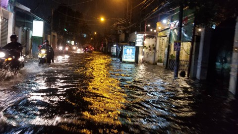 Mưa lớn, hàng loạt tuyến đường TP.HCM lại ngập sâu - Ảnh 4. Mưa lớn, hàng loạt tuyến đường TP.HCM lại ngập sâu - Ảnh 4.