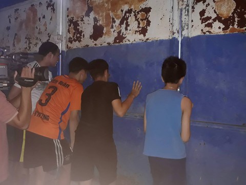 Sân Hàng Đẫy không bóng người, CĐV Hà Nội tiếp sức bên ngoài khán đài B - Ảnh 4. Sân Hàng Đẫy không bóng người, CĐV Hà Nội tiếp sức bên ngoài khán đài B - Ảnh 4.