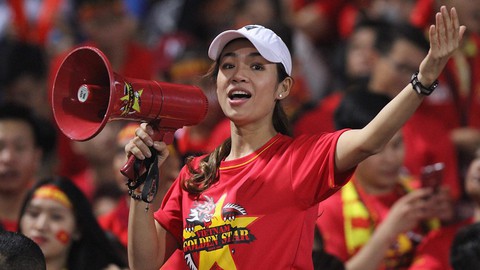 Đốt pháo sáng là biến mình thành hooligan - Ảnh 3. Đốt pháo sáng là biến mình thành hooligan - Ảnh 3.