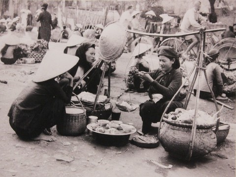 Xem bộ ảnh quý, nghe tiếng rao của những gánh hàng rong Hà Nội xưa - Ảnh 5. Xem bộ ảnh quý, nghe tiếng rao của những gánh hàng rong Hà Nội xưa - Ảnh 5.