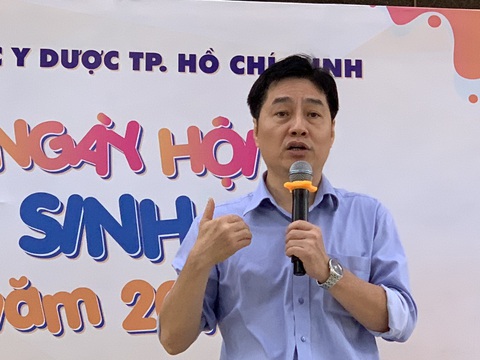Hiệu trưởng trường y truyền cảm hứng cho tân sinh viên - Ảnh 2. Hiệu trưởng trường y truyền cảm hứng cho tân sinh viên - Ảnh 2.