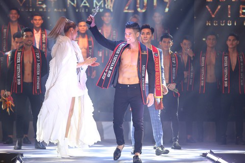 Quán quân Mister Việt Nam 2019 trị giá 1 tỉ đồng chia cho 2 người mẫu - Ảnh 8. Quán quân Mister Việt Nam 2019 trị giá 1 tỉ đồng chia cho 2 người mẫu - Ảnh 8.