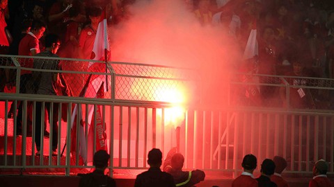 Đốt pháo sáng là biến mình thành hooligan - Ảnh 6. Đốt pháo sáng là biến mình thành hooligan - Ảnh 6.