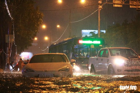 Nam bộ mưa to gió lớn, TP.HCM khó tránh ngập nước - Ảnh 2. Nam bộ mưa to gió lớn, TP.HCM khó tránh ngập nước - Ảnh 2.