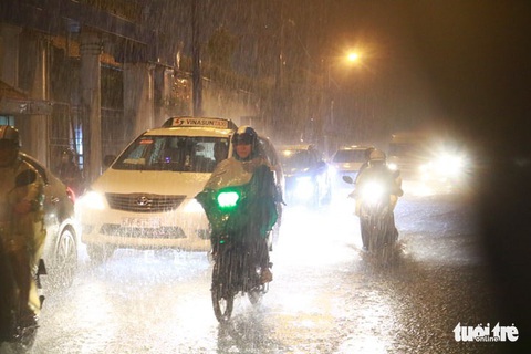 Nam bộ mưa to gió lớn, TP.HCM khó tránh ngập nước - Ảnh 1. Nam bộ mưa to gió lớn, TP.HCM khó tránh ngập nước - Ảnh 1.