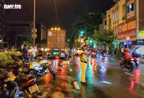 Tài xế xe container bàng hoàng khi biết vừa cán chết người cách đó trăm mét - Ảnh 2. Tài xế xe container bàng hoàng khi biết vừa cán chết người cách đó trăm mét - Ảnh 2.