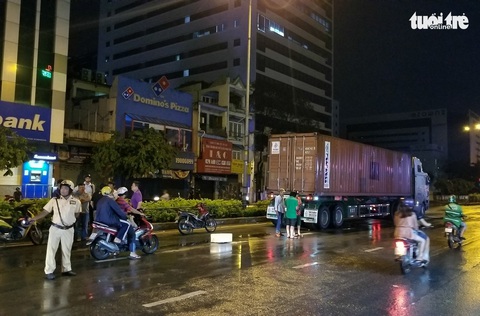 Tài xế xe container bàng hoàng khi biết vừa cán chết người cách đó trăm mét - Ảnh 1. Tài xế xe container bàng hoàng khi biết vừa cán chết người cách đó trăm mét - Ảnh 1.