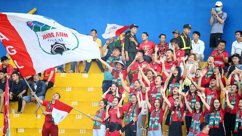 Đốt pháo sáng là biến mình thành hooligan - Ảnh 1. Đốt pháo sáng là biến mình thành hooligan - Ảnh 1.