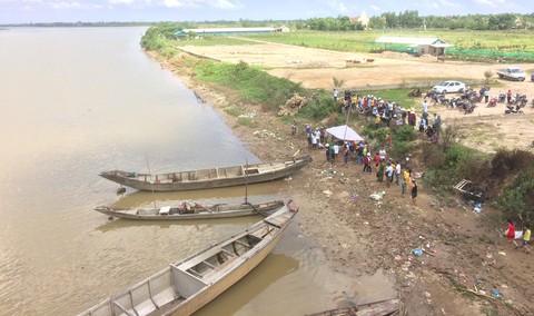 Thi thể hai cha con nổi trên sông, nghi nhảy cầu vì vỡ nợ - Ảnh 1. Thi thể hai cha con nổi trên sông, nghi nhảy cầu vì vỡ nợ - Ảnh 1.