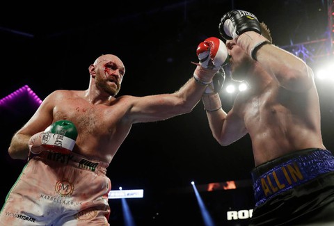 Bị đấm rách mí mắt, Tyson Fury vẫn đánh bại Otto Wallin - Ảnh 1. Bị đấm rách mí mắt, Tyson Fury vẫn đánh bại Otto Wallin - Ảnh 1.